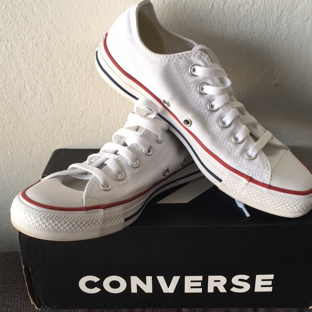 NEW converse sneaker